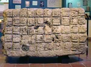 Achterkant van Altaar U uit Copan, Late Klassieke Periode (795 AD)